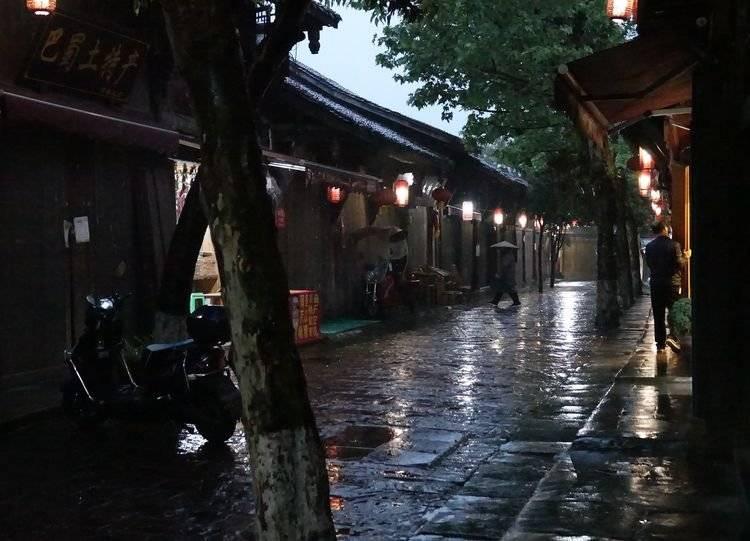 逃离奇异森林